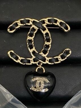 (COMING SOON) CHANEL Black and Gold Chain-Link Double C Brooch with Heart Charm